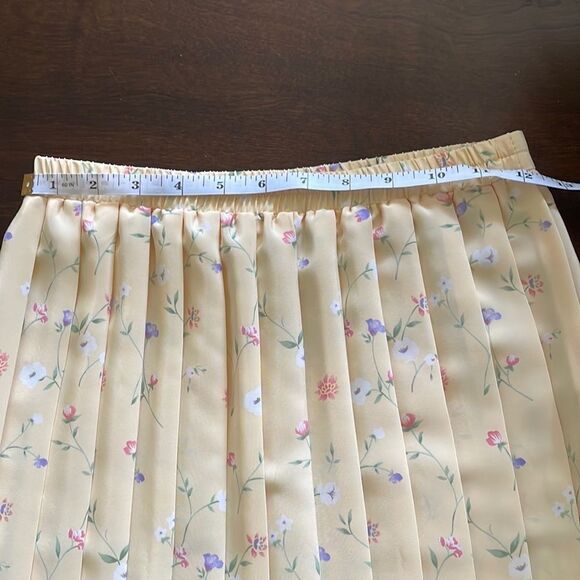 Vintage Leslie Fay Skirt Suit | 8P | Dainty Yellow Flower Pattern - Picture 8 of 9